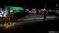 Untuk masuk ke area Festival of Light, pengunjung dikenakan tiket masuk Rp 25 ribu untuk Senin hingga Kamis dan Rp 30 ribu untuk Jumat hingga Minggu.