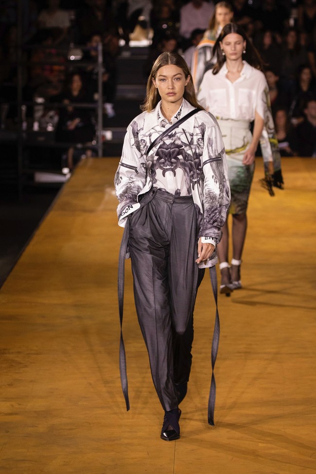 Fashion show Burberry turut diramaikan dengan penampilan Gigi Hadid. Ia menebar pesonanya dengan kemeja longgar dan celana panjang high-waist. (Foto: Vianney Le Caer/Invision/AP)
