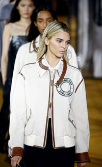 Kendall Jenner memamerkan rambut barunya yang berwarna pirang di fashion show Burberry.
