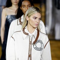 Kendall Jenner juga tak luput dari skor terburuk. Sudah pasti 2/10.  Setiap kali dia terbang, Kendall bukan orang yang ramah dan lewat begitu saja dengan arogannya, kata Kendall. (Foto: REUTERS/Henry Nicholls)