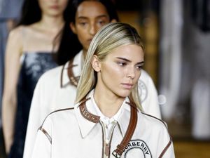 Berambut Pirang, Kendall Jenner Nyaris Tak Dikenali di Catwalk Burberry