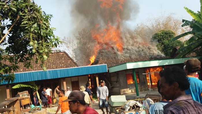 4 Rumah Warga dan Seekor Sapi Dilahap Si Jago Merah di Grobogan
