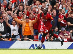 Sadio Mane bisa jadi sedang mengancam Mohamed Salah sebagai ujung tombak Liverpool. Mane kembali tampil oke setelah menyumbang dua gol Liverpool, untuk menjadikan dia satu-satunya pemain yang mencetak setidaknya 25 gol sejak musim lalu tanpa gol penalti. Foto: Jason Cairnduff /Action Images via Reuters