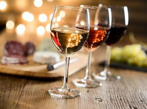 Wah Keren! Netizen Ini Tunjukkan Gelas Wine Lawan Gravitasi