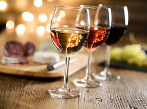 Wah Keren! Netizen Ini Tunjukkan Gelas Wine Lawan Gravitasi