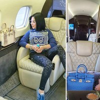 Seperti inilah gaya Maia Estianti dan Syahrini saat naik pesawat jet pribadi. Dikenal sama-sama sebagai kolektor tas Hermes, keduanya tak lupa membawa tas berharga ratusan juta hingga miliaran tersebut saat naik pesawat jet.Foto: Instagram @princessyahrini, @maiaestiantyreal