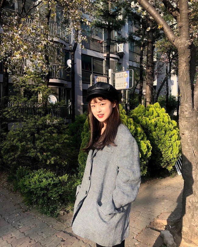 Mirip dengan Jennie Blackpink dan Sulli yang merupakan idol-idol tercantik Korea, tentu Hang Sung Min punya wajah yang cantik. Tak hanya itu, Sung Min juga memiliki tinggi 171 cm yang membuatnya semakin menawan. Foto: Instagram @sungmin_h_01