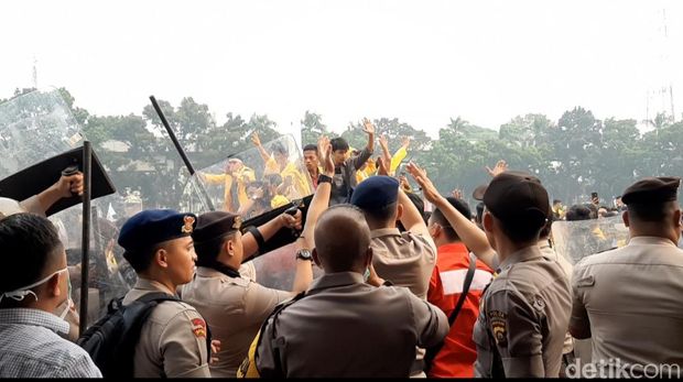 Demo Mahasiswa di Depan Kantor Gubernur Sumsel Ricuh