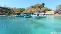 Lelahnya perjalanan yang harus ditempuh untuk tiba di pantai tersebut akan terbayarkan saat melihat panorama alam yang luar biasa menawan di Pantai Mulut Seribu. Gradasi warna dan jernihnya air laut pantai tersebut membuat para wisatawan tak henti-henti mengabadikannya lewat bidikan lensa.