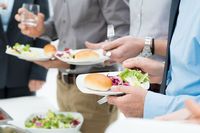 8 Hal yang Pantang Dilakukan Saat Sajikan Makanan untuk Tamu