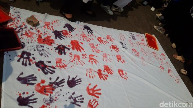 Prit! Massa Dukung RUU P-KS di DPR Tiup Peluit Minta Komisi VIII Keluar 