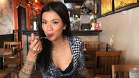 Mampir ke Krakatoa Indonesian Cuisine, Tiga memesan nasi kuning berlauk lengkap. Restoran Indonesia ini sengaja ia sambangi karena berlokasi di Miami. Foto: Instagram tigawat