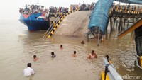 Dermaga kapal roll on-roll off (ro-ro) di Tanjung Buton ambruk sekitar pukul 13.30 WIB. Istimewa.