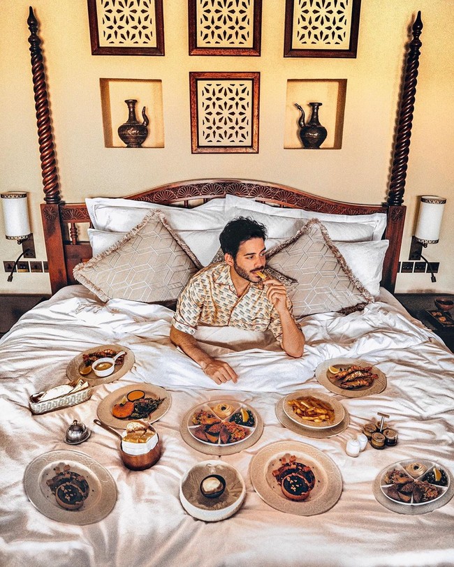 Fasilitas yang didapatkan Alex saat tidur siang di hotel mewah tak main-main. Saat menginap di Beverly Wilshire, aku diberi perhiasan senilai Rp 629 juta untuk dikenakan dan difoto. Dan tentu saja aku pernah mencoba cappuccino mengandung emas 24 karat, tuturnya, seperti dikutip dari Daily Mail. Foto: Instagram/@followthenap