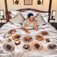 Fasilitas yang didapatkan Alex saat tidur siang di hotel mewah tak main-main. Saat menginap di Beverly Wilshire, aku diberi perhiasan senilai Rp 629 juta untuk dikenakan dan difoto. Dan tentu saja aku pernah mencoba cappuccino mengandung emas 24 karat, tuturnya, seperti dikutip dari Daily Mail. Foto: Instagram/@followthenap