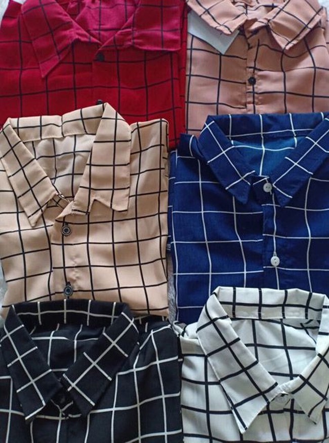 Agar tidak membosankan Anda bisa memilih kemeja bergaris dan mudah dipadu-padankan berikut. Pilihannya dari pusatgrosir_solo ini bisa dimiliki seharga Rp 35 ribuan. Foto: Dok. Shopee