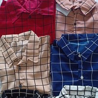 Agar tidak membosankan Anda bisa memilih kemeja bergaris dan mudah dipadu-padankan berikut. Pilihannya dari pusatgrosir_solo ini bisa dimiliki seharga Rp 35 ribuan. Foto: Dok. Shopee