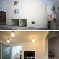 7. Rumah Perosotan Berbeda dengan rumah lainnya, setiap lantai di rumah ini terkoneksi dengan perosotan. Sehingga untuk turun ke lantai yang lebih rendah dalam rumah ini, kita hanya perlu duduk dan melewati perosotan yang ada. Rumah yang berlokasi di Jepang ini didesain oleh LEVEL Architects. (Foto: Dok. Boredpanda)