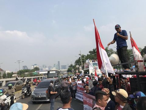 Demo Massa Pro dan Kontra RUU P-KS di Depan Gedung DPR Bikin Macet