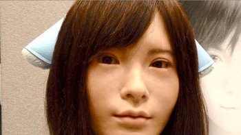 Robot Android Asuna. Lagi-lagi, sang maestro robotik Jepang profesor Hiroshi Ishiguro membuat robot wanita. Kali ini bernama Android Asuna. Asuna memiliki tekstur kulit yang menyerupai manusia. Dia diciptakan dengan kemampuan menampilkan mimik wajah sesuai dengan konteks. Foto: Istimewa