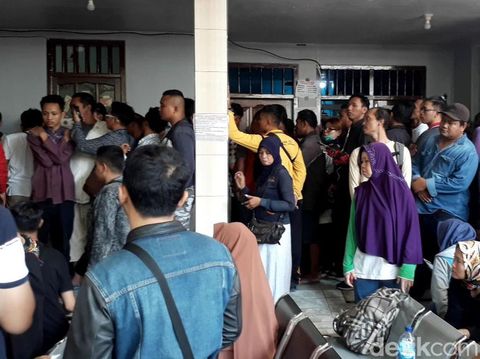 Pasien Ningsih Tinampi yang mengantre/