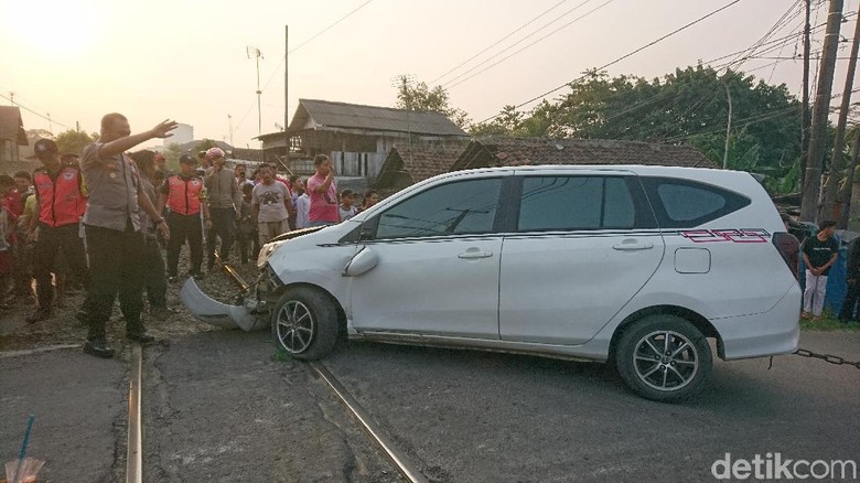 Mobil Tertabrak Kereta di Perlintasan Cilegon, Penumpang Terluka Mobil Tertabrak Kereta di Perlintasan Cilegon, Penumpang Terluka