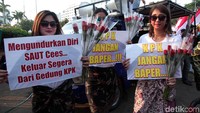 Massa juga menggelar aksi bagi-bagi bunga di depan gedung DPR.