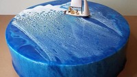 Ini salah satu dessert yang dibentuk dengan miniatur bertema lautan lepas dengan perahu layar di atasnya. Untuk membuat satu karya Chef Matteo sering menghabiskan waktu sekitar 2-4 jam. Foto: Instagram @idolcidigulliver