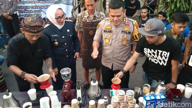 Cerita Barista Diancam Preman dan Aksi Solidaritas Seduh Kopi Cerita Barista Diancam Preman dan Aksi Solidaritas Seduh Kopi