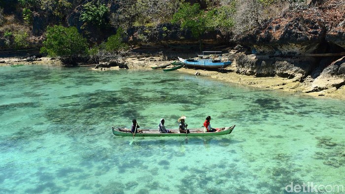 Kekayaan alam Indonesia tak perlu diragukan. Pantai dengan panorama indah dapat ditemukan di berbagai daerah, tak kecuali Pantai Mulut Seribu di Pulau Rote, NTT