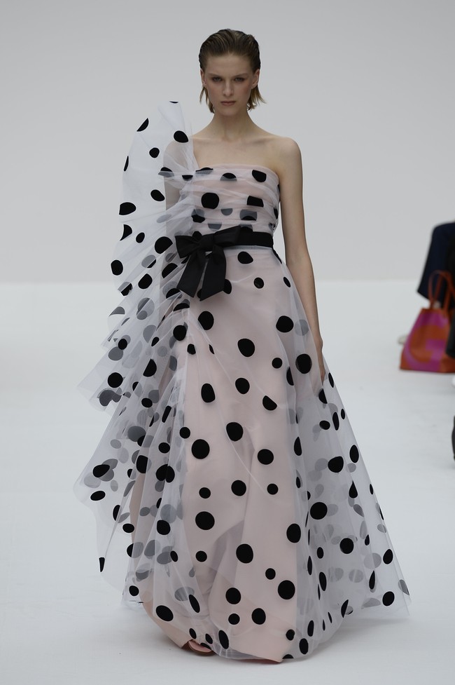 Fashion show koleksi busana terbaru Carolina Herera yang diperagakan di New York Fashion Week Spring 2020, Garden of the Battery, New York. Senin (9/9/2019). Photo by Fernanda Calfat/Getty Images