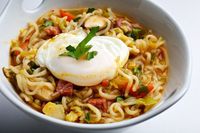 Wanita Ini Masak Mie Instan Pakai Bunga dan Susu Dinyinyiri Netizen