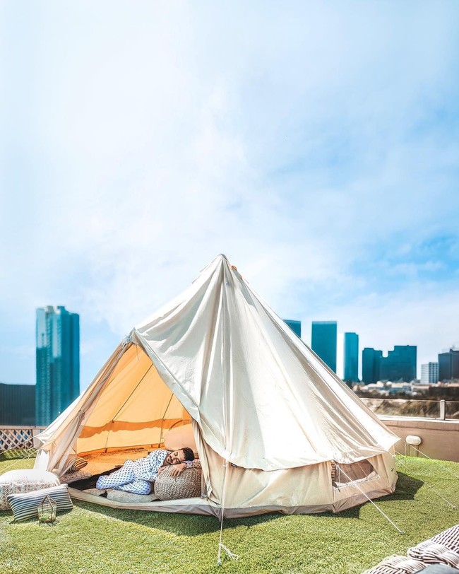 Alex yang juga suka traveling kemudian memadukan kedua hobinya itu. Dia pun memutuskan berbagi pengalaman menginap di hotel dan tempat paling mewah yang tersebar di berbagai belahan dunia. Foto: Instagram/@followthenap