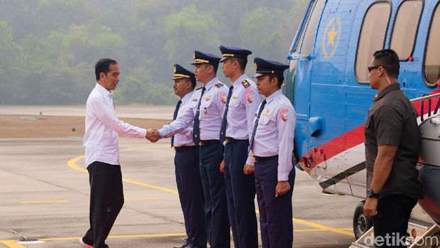 Jokowi naik helikopter tinjau lokasi karhutla / 
