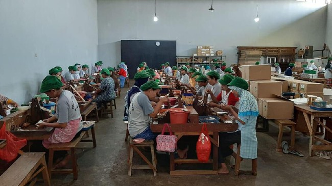 Waspada! Ancaman PHK Buruh Pabrik Rokok di Depan Mata