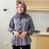 Pilihan berikut menarik untuk dipadukan dengan celana panjang hitam untuk bekerja. Shamira TOP sk dari online shop r_project tersebut sedang diskon 20% dan kini bisa didapatkan dengan Rp 48 ribuan. Foto: Dok. Shopee
