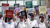 Mereka membawa sejumlah poster, bahkan memasang spanduk di pagar gedung DPR.