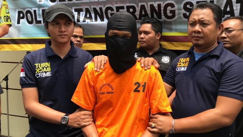 Duel dengan Perampok, Driver Taksi Online di Bintaro Ditusuk Berkali-kali Duel dengan Perampok, Driver Taksi Online di Bintaro Ditusuk Berkali-kali