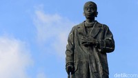 Monumen itu melukiskan Jenderal Soedirman dengan tongkat dan pakaian khasnya.
