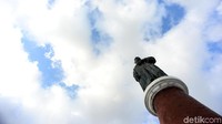 Langit biru memayung patung Jenderal Soedirman.