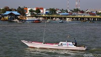 Aktivitas warga di Pelabuhan Penajam, di pelabuhan ini juga tersedia speed boat ke Balikpapan dengan memakan waktu tempuh cukup 15 menit saja.
