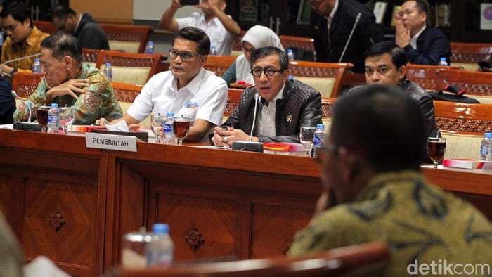 Komisi III DPR dan pemerintah, dalam hal ini Kemenkum HAM menggelar rapat kerja di kompleks parlemen, Senayan, Jakarta. Mereka menyepakati Rancangan Undang-Undang (RUU) KUHP. Rapat dihadiri oleh Menkum HAM Yasonna Laoly.