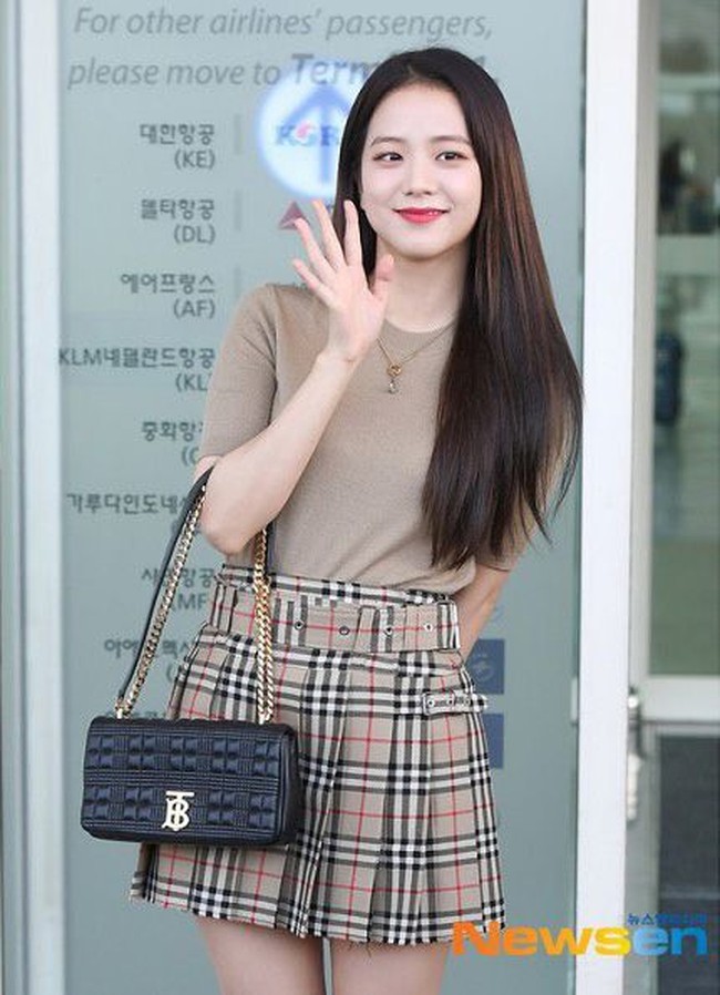 Sebelum mendarat di London, Jisoo telah mempromosikan brand asal Inggris tersebut dengan menggunakan item fashion serba Burberry di bandara. Foto: Instagram/Twitter