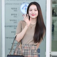 Sebelum mendarat di London, Jisoo telah mempromosikan brand asal Inggris tersebut dengan menggunakan item fashion serba Burberry di bandara. Foto: Instagram/Twitter