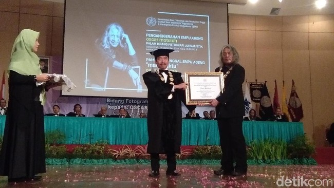 Oscar Motuloh Terima Anugerah Empu Ageng dari ISI Yogyakarta
