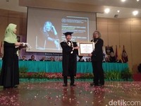 Oscar Motuloh Terima Anugerah Empu Ageng dari ISI Yogyakarta