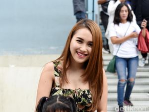 Ditanya soal Enji, Ayu Ting Ting Cuma Tebar Ciuman