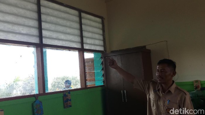 Tercemar Polusi Udara Pabrik, Aktivitas SDN 07 Cilincing Sangat Terganggu