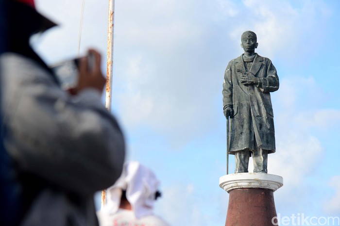 Monumen Panglima Besar Jenderal Soedirman berdiri kokoh di Pulau Ndana, Rote, NTT. Monumen tersebut diresmikan pada Agustus 2010 lampau.