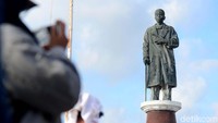 Warga melihat monumen Panglima Besar Jenderal Soedirman di Pulau Ndana, Rote, NTT, (24/8/2019).
